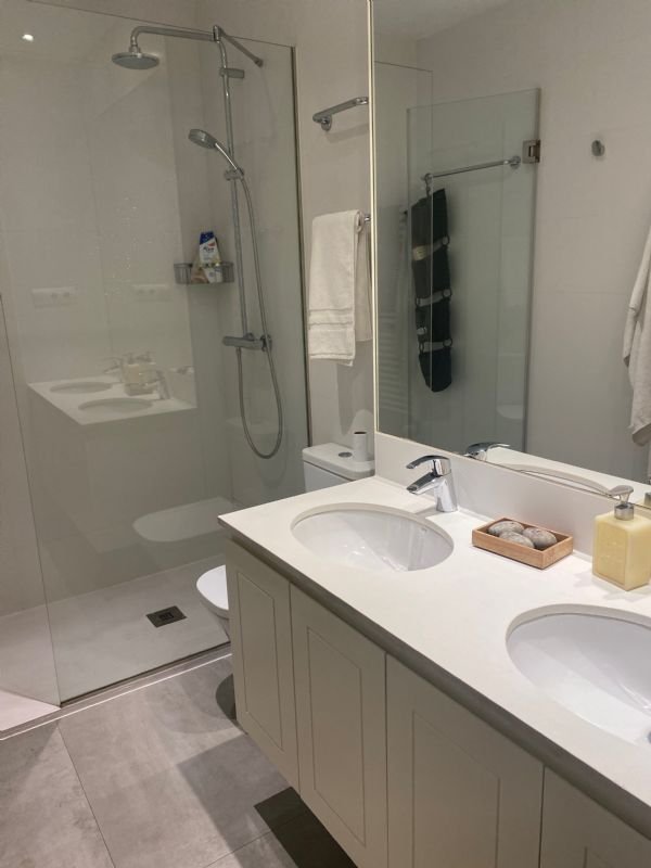 Habitación luminosa con baño completo Paseo Castellana Cuzco