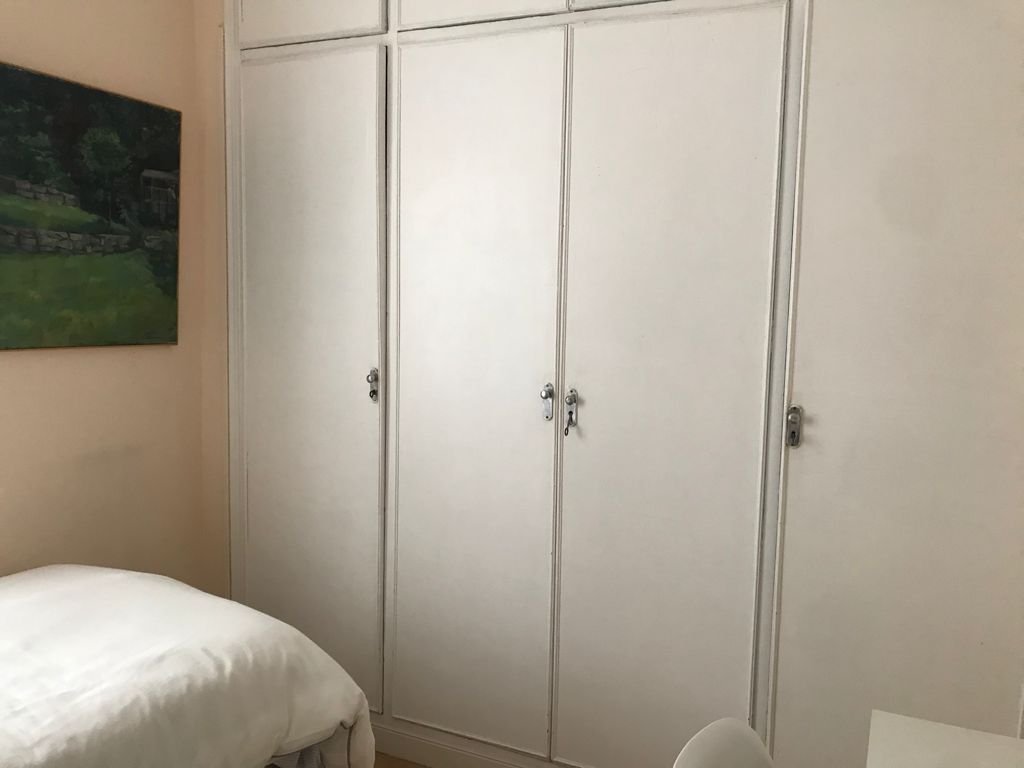Habitación con baño al lado de IE