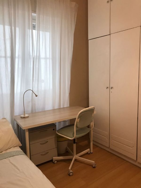 Habitación con baño al lado de IE