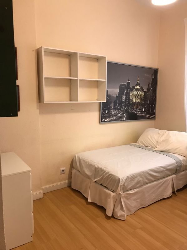 Habitación con baño al lado de IE