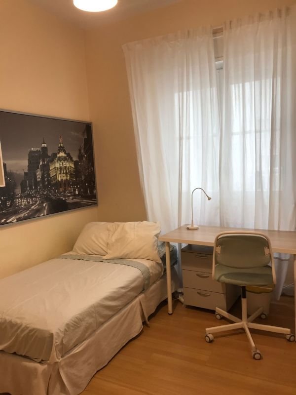Habitación con baño al lado de IE