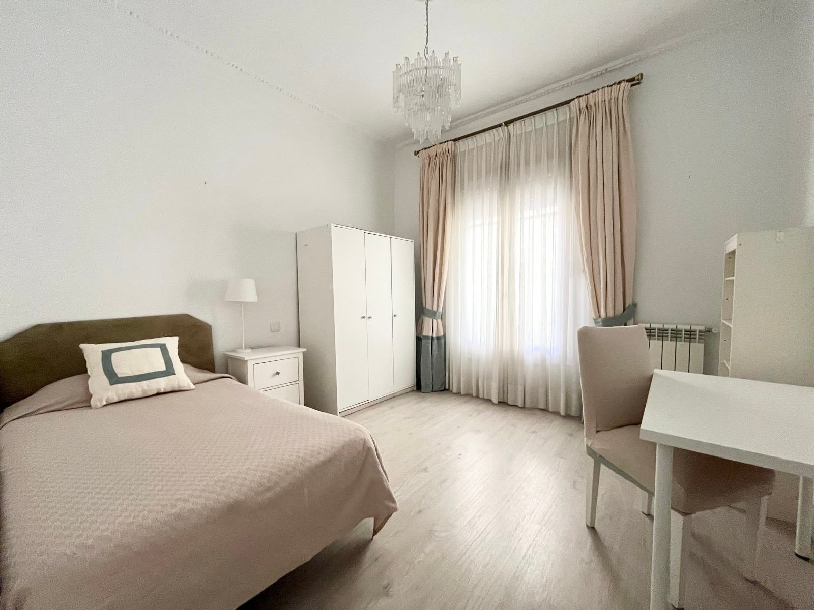 HABITACIÓN EXTERIOR SÚPER AMPLIA XXL Y MUY LUMINOSA, DE CALIDAD, EN EL MEJOR BARRIO PARA ESTUDIANTES