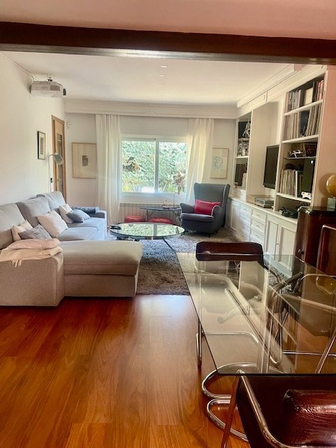 Single room in a house with garden