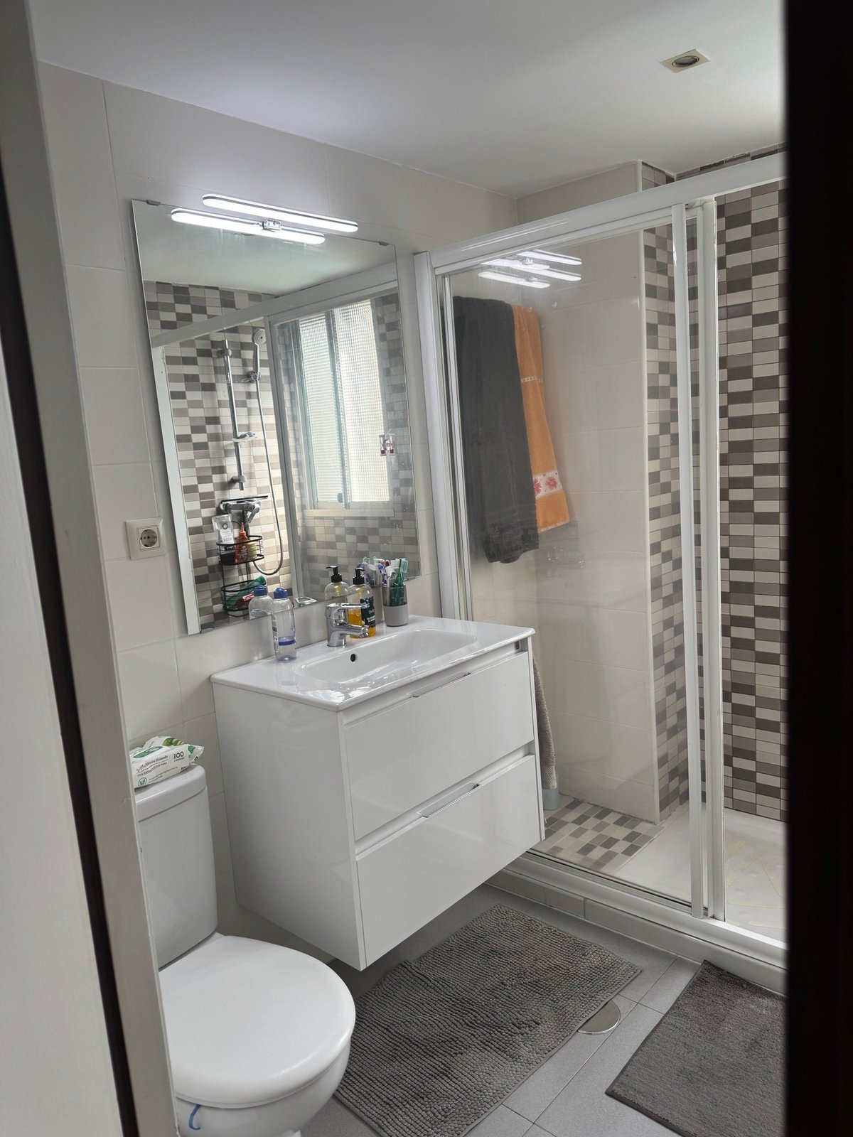 Habitación Individual 2 — Frente a La Vaguada, IE a pie, línea directa a ICADE