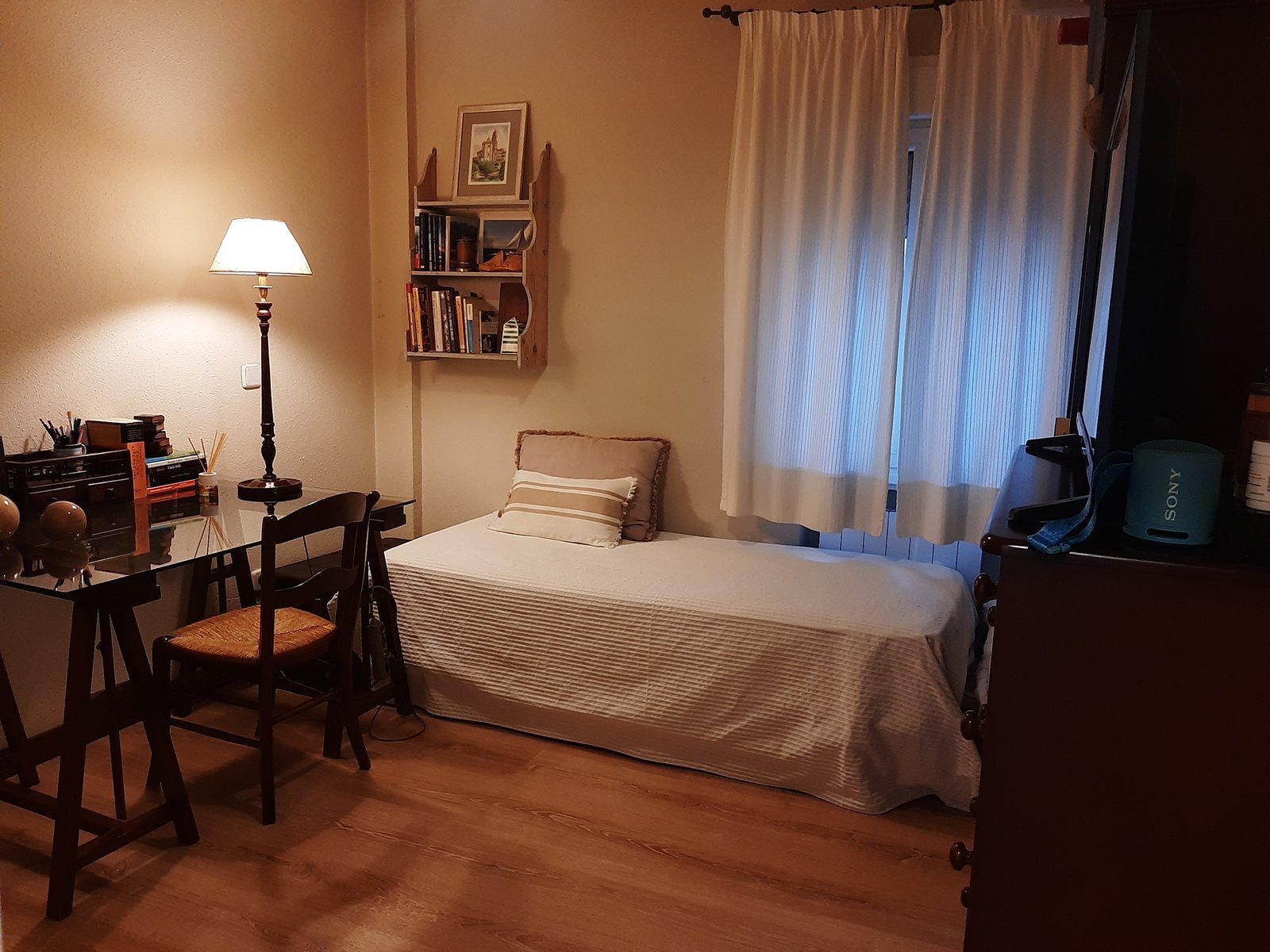 Nice individual room in beautiful apartment. Parque de las Avenidas, very close to Avenidad de América.
