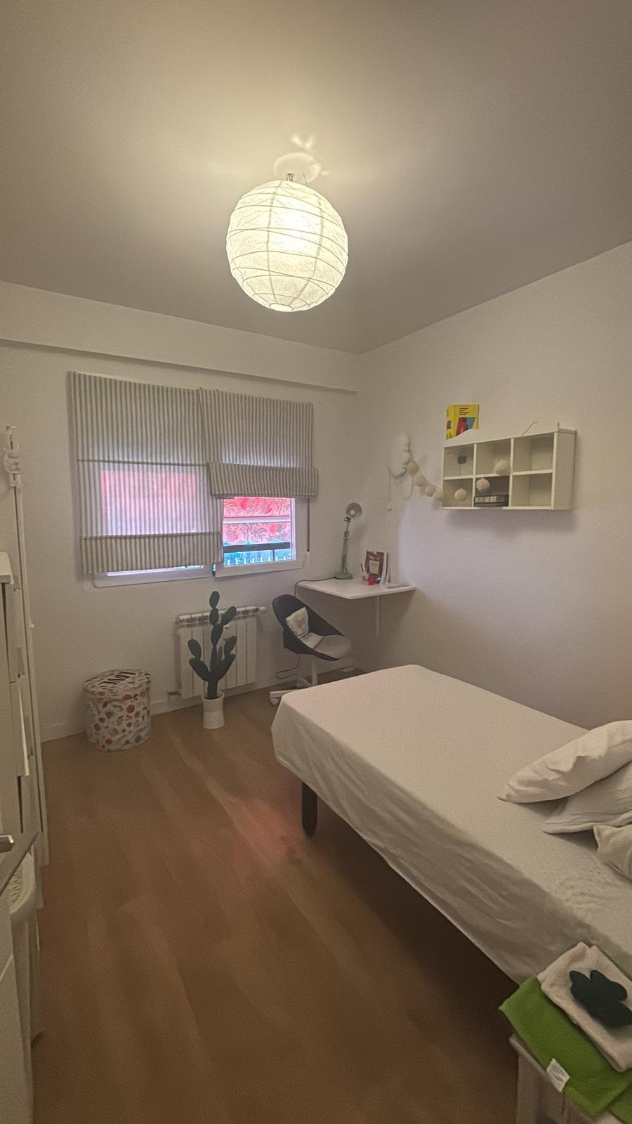 habitación amplia, exterior y luminosa para una estudiante en Madrid capital, zona universitaria