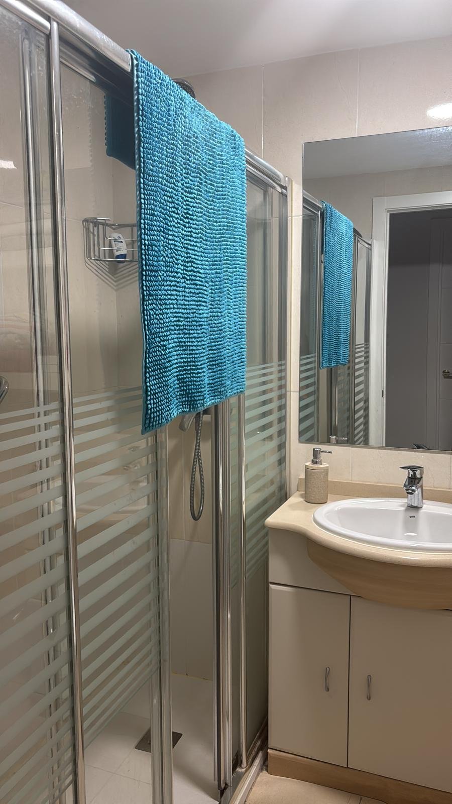 habitación amplia, exterior y luminosa para una estudiante en Madrid capital, zona universitaria