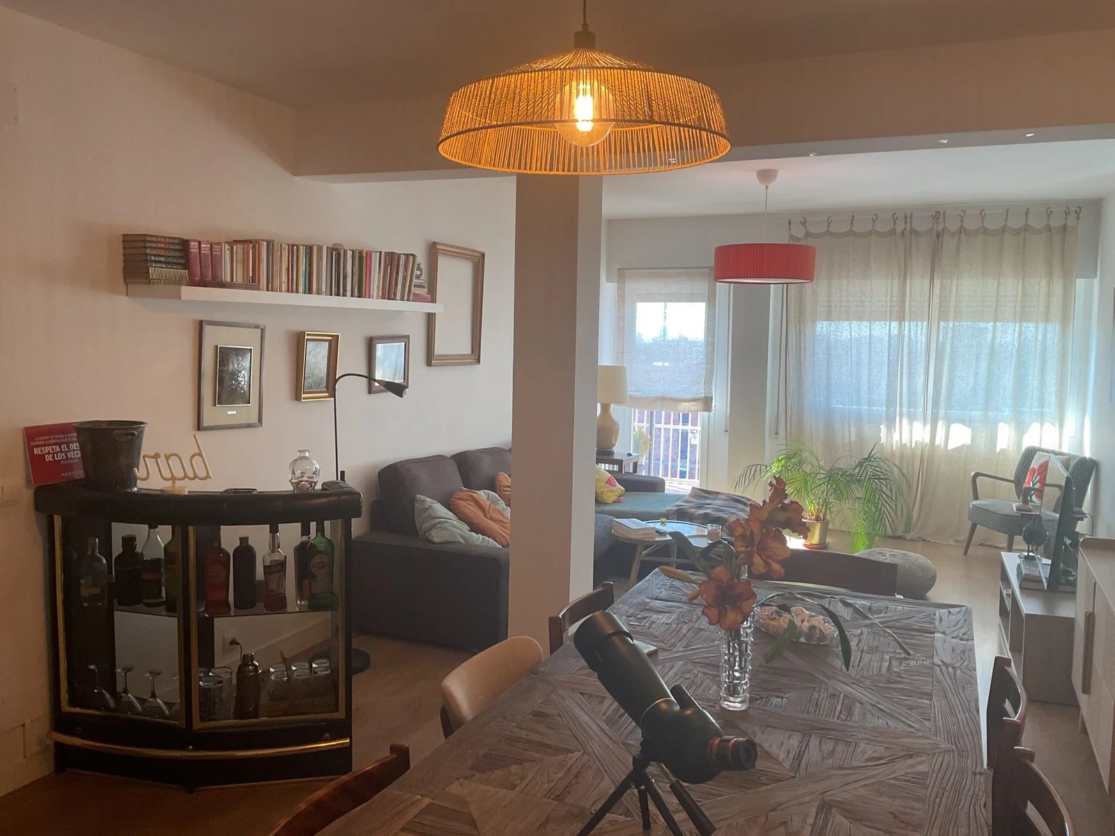habitación amplia, exterior y luminosa para una estudiante en Madrid capital, zona universitaria
