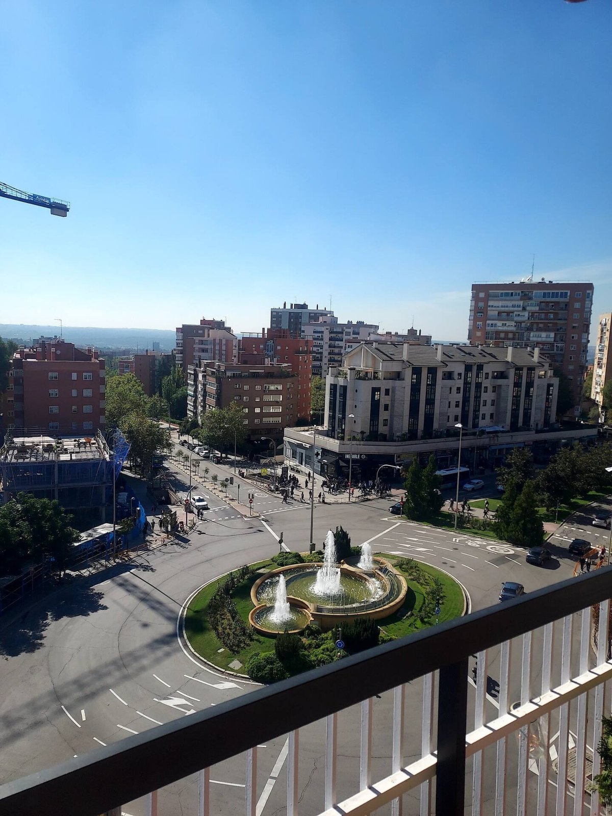 habitación amplia, exterior y luminosa para una estudiante en Madrid capital, zona universitaria