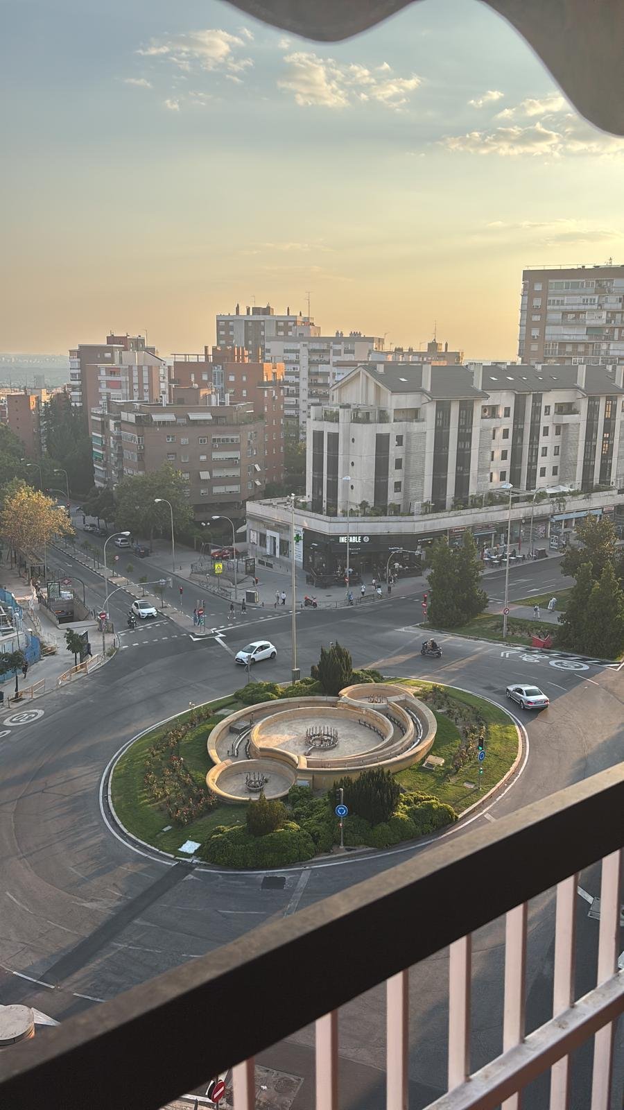 habitación amplia, exterior y luminosa para una estudiante en Madrid capital, zona universitaria