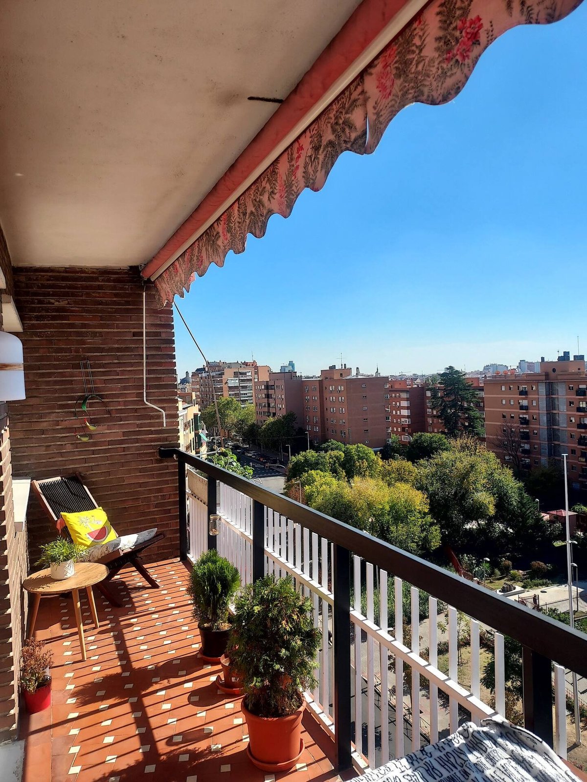 habitación amplia, exterior y luminosa para una estudiante en Madrid capital, zona universitaria