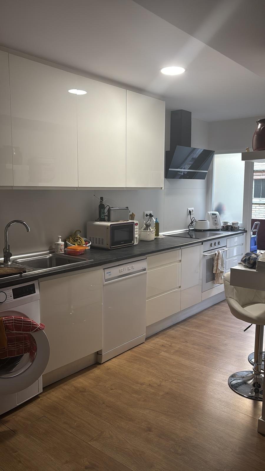 habitación amplia, exterior y luminosa para una estudiante en Madrid capital, zona universitaria