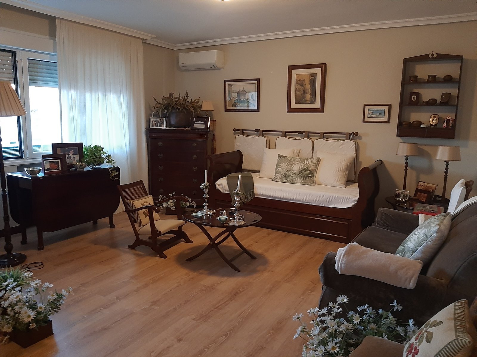 Nice individual Room in beautiful apartment. Parque de las Avenidas Line 7. Very close to Avenida de América.