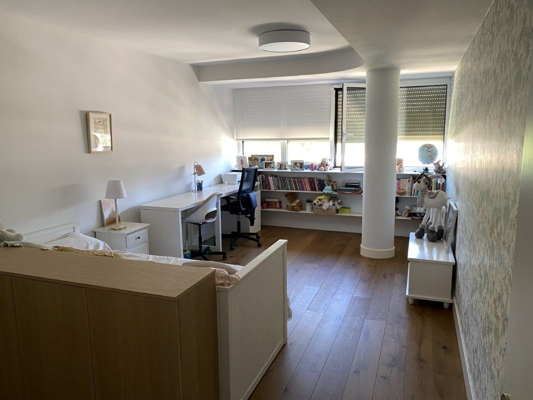 Habitación en residencia con áreas verdes y piscina