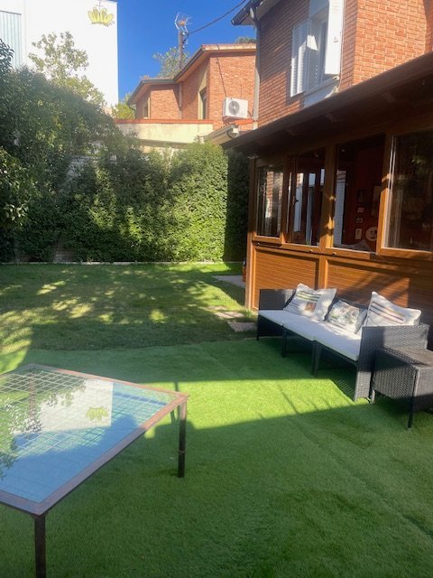 Double or single room in a house with garden